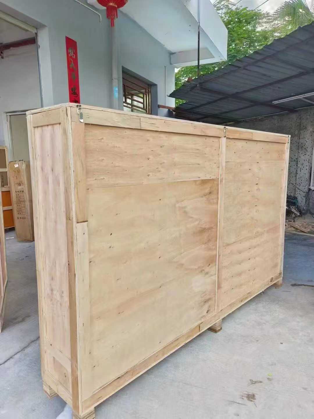 大型货物完成木箱外包装的企业实拍